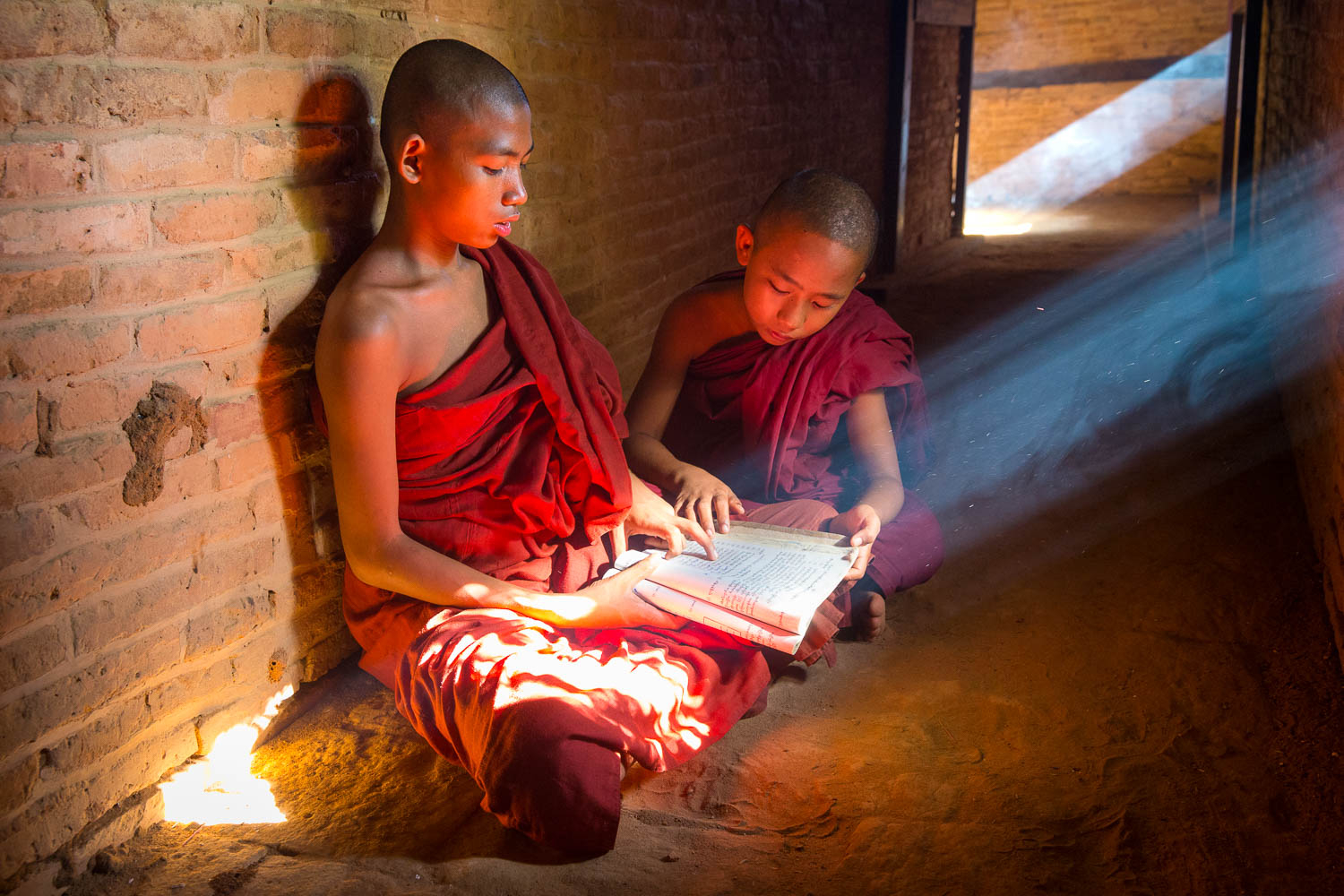 Monks-Reading-Myanmar-Bagan-Photo-Workshop